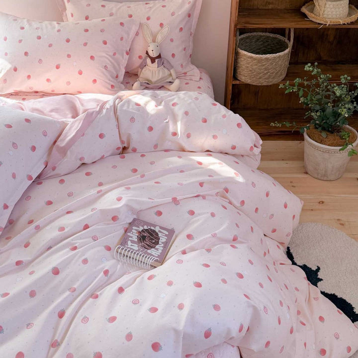 Bedding set made of cotton satin with a delicate micro-flower pattern and hidden hotel closure