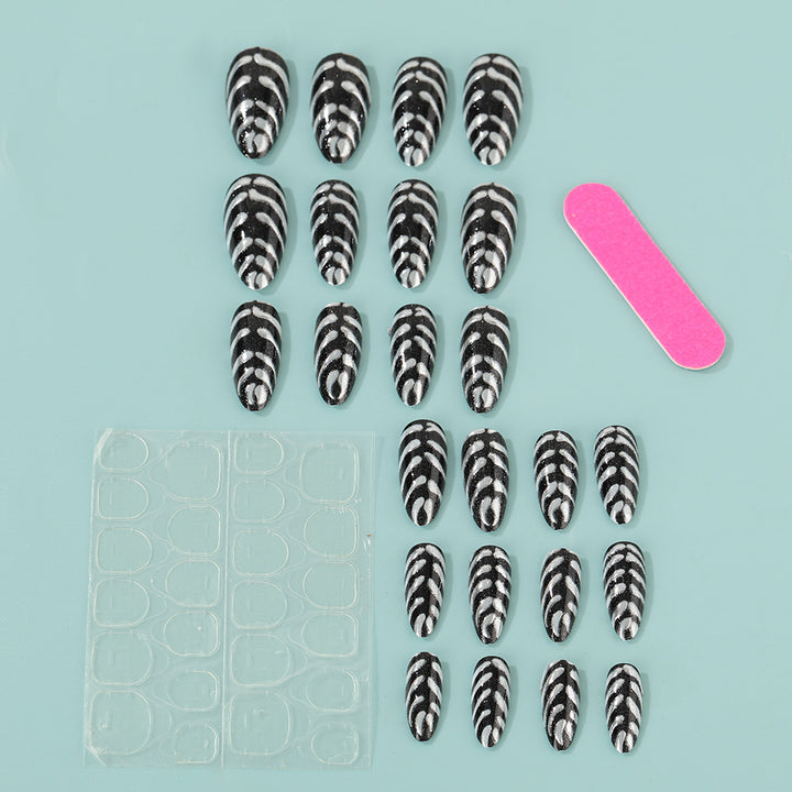 Stylish striped pattern artificial nails Stornfield