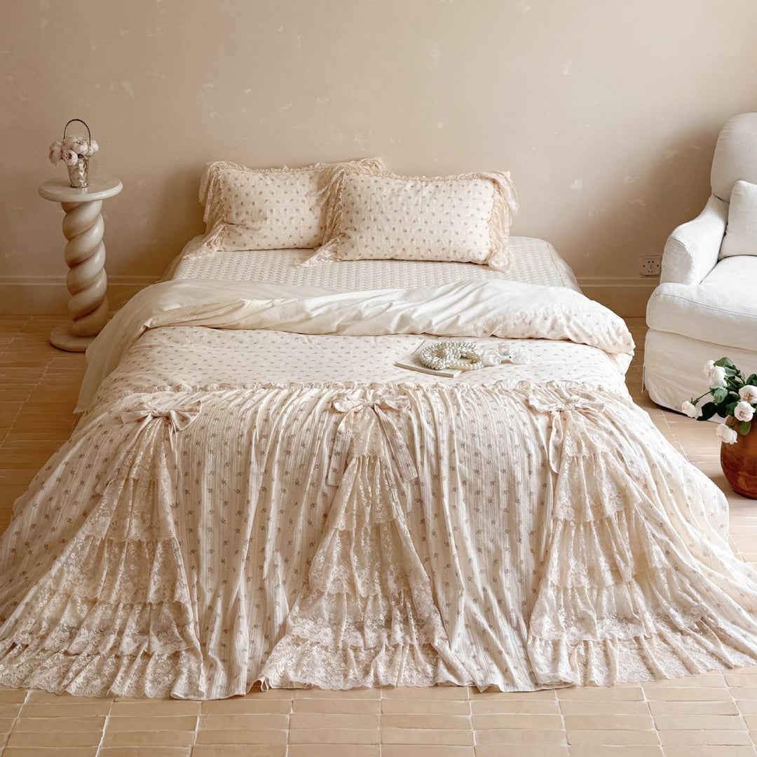 Romantic bedding set with lace frills