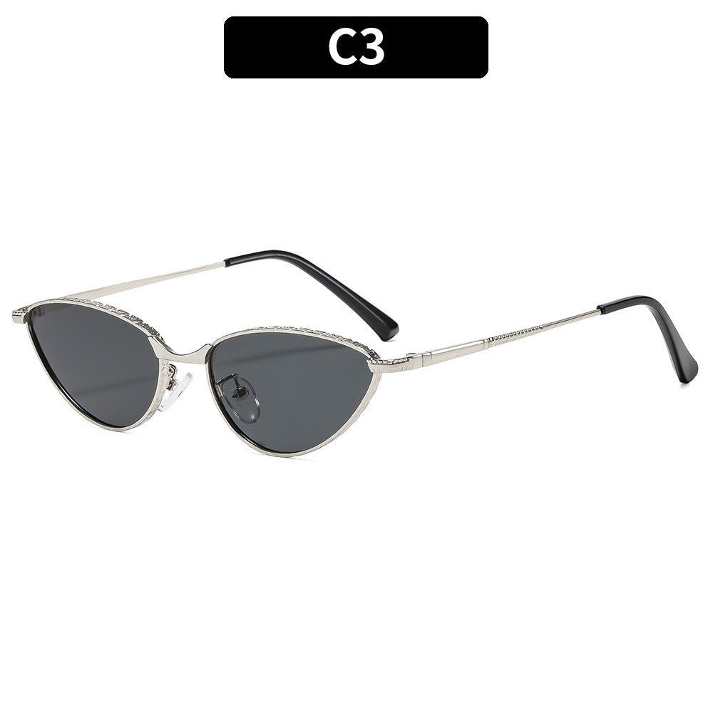 Elegant Vintage-Inspired Cat-Eye Sunglasses