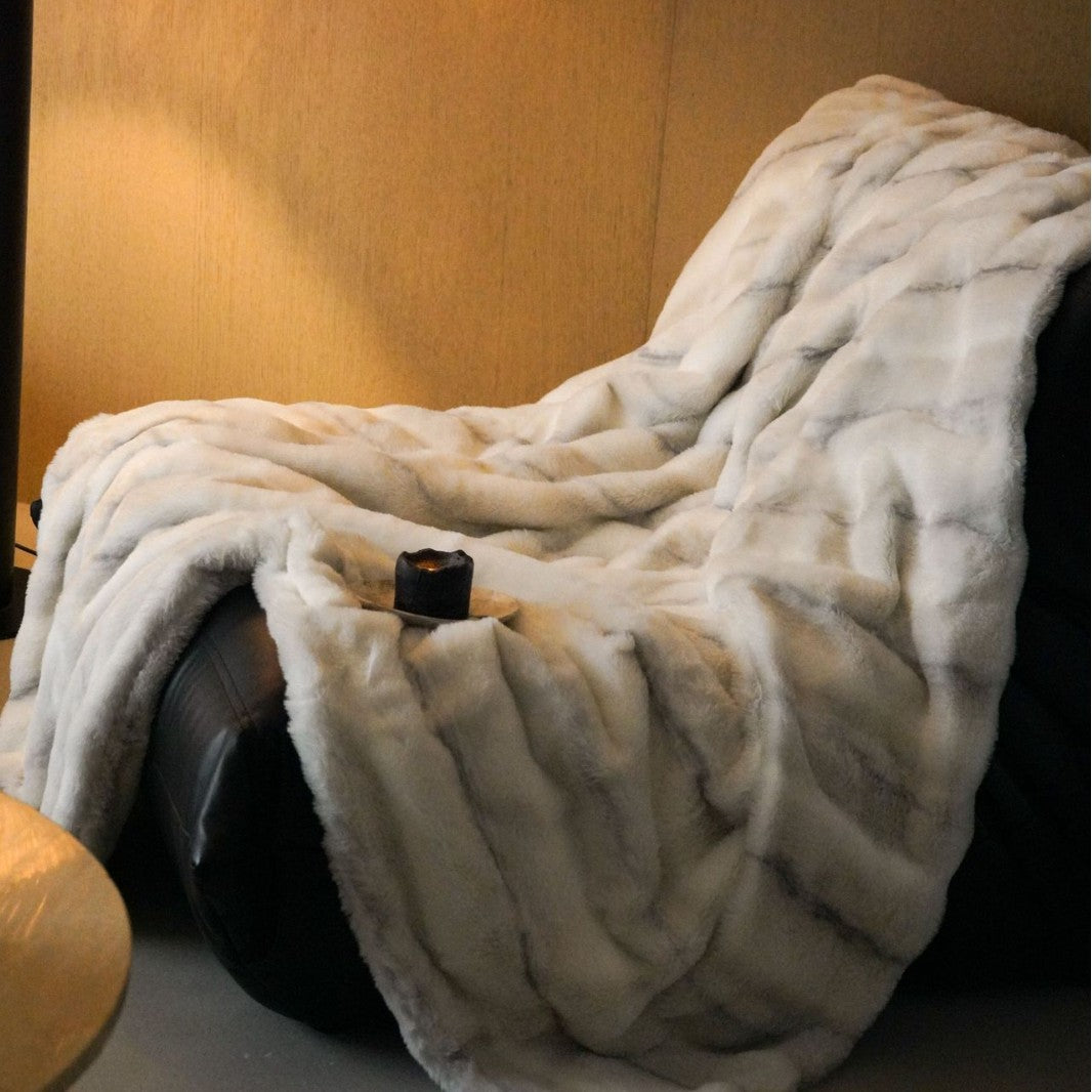 Cuddle faux fur throw blanket extra soft, quilted and insulating