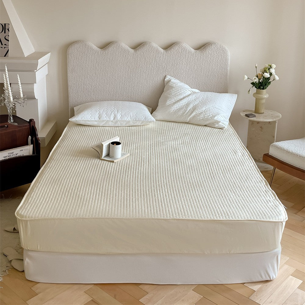 Padded mattress protector with fine quilted texture and all-round elastic band