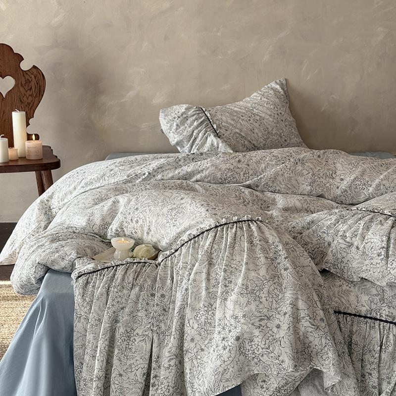 Ruffled bedding set with frill, fine floral pattern and contrasting piping