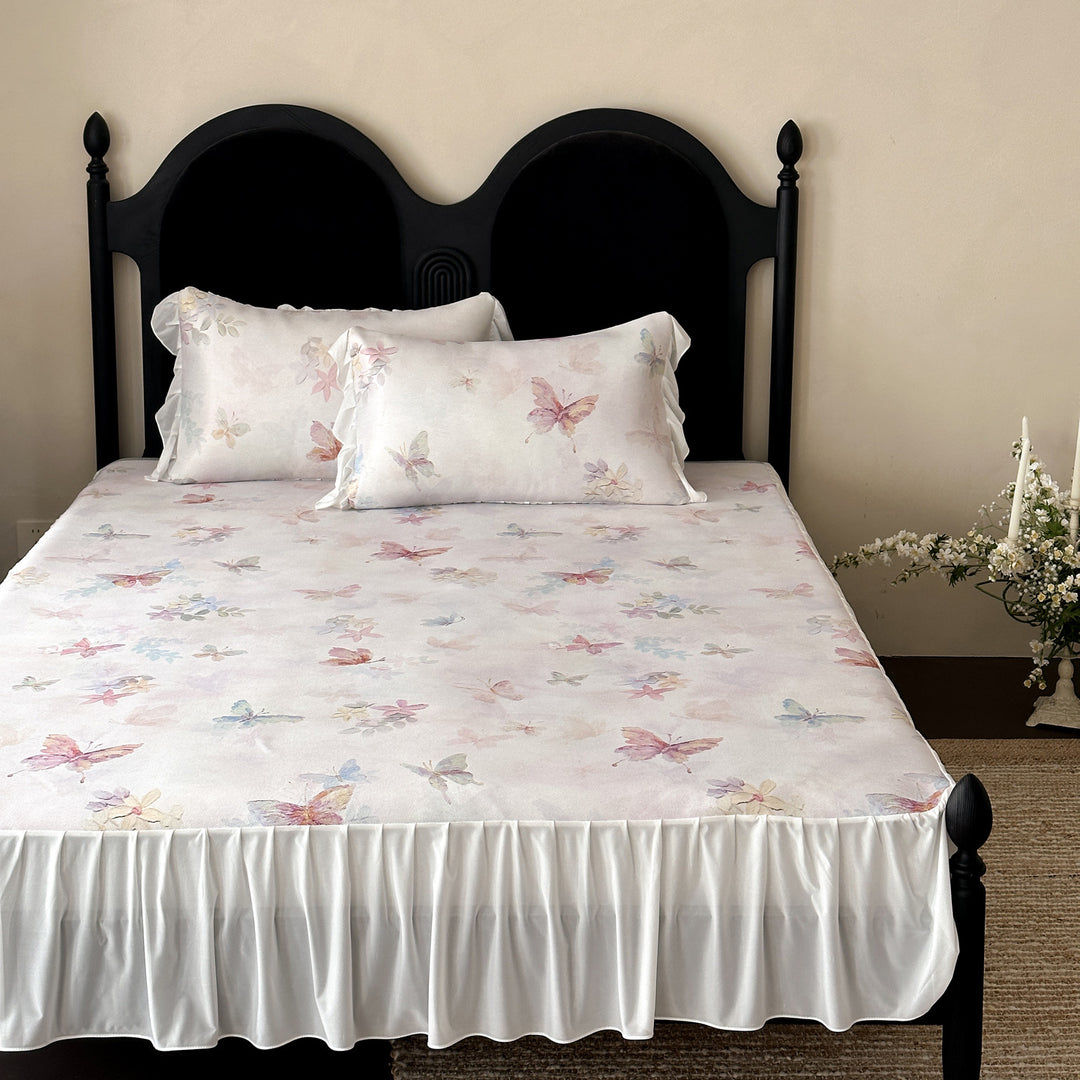 Luxurious bedding set with ruffled hem, fitted sheet and pillowcases