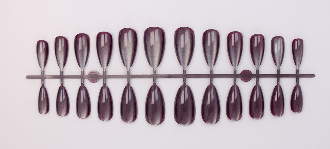 Artificial nail set with shimmering designs Stornfield