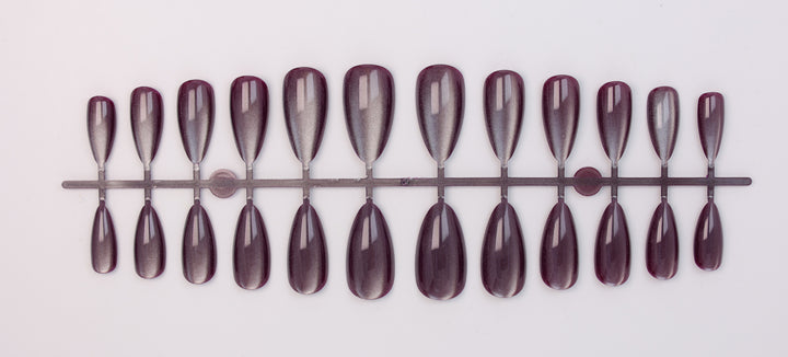 Artificial nail set with shimmering designs Stornfield