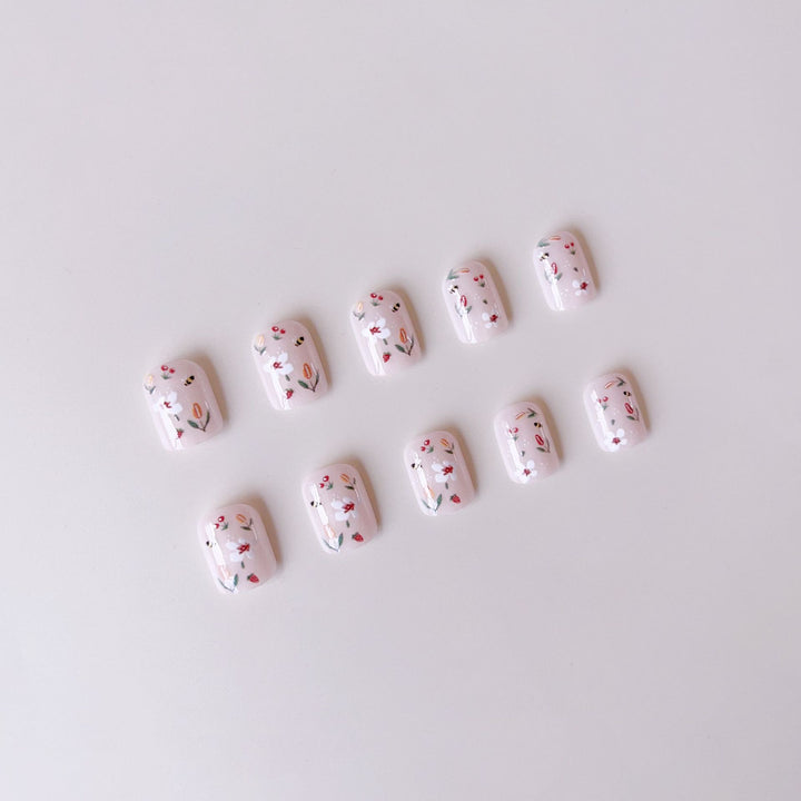 Artificial nail set with cheerful flower and bee designs Stornfield