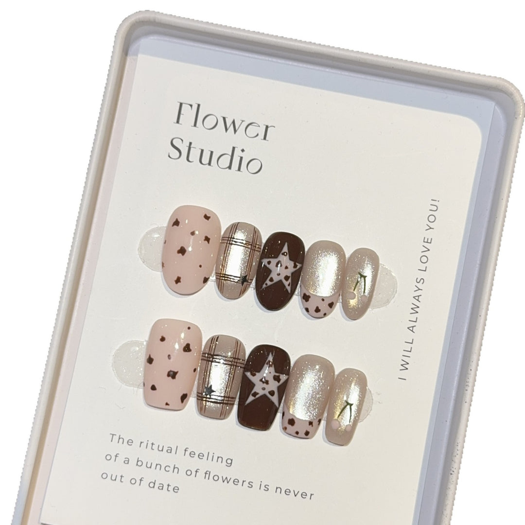 Artificial Nails in Elegant Flower Design Stornfield