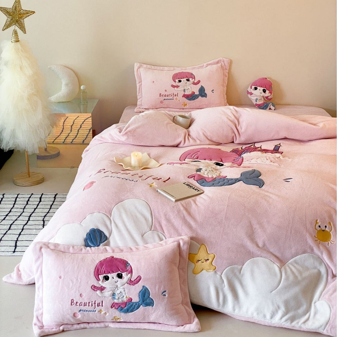 Children's bedding set with cozy microfiber blanket and 3D panda appliqués