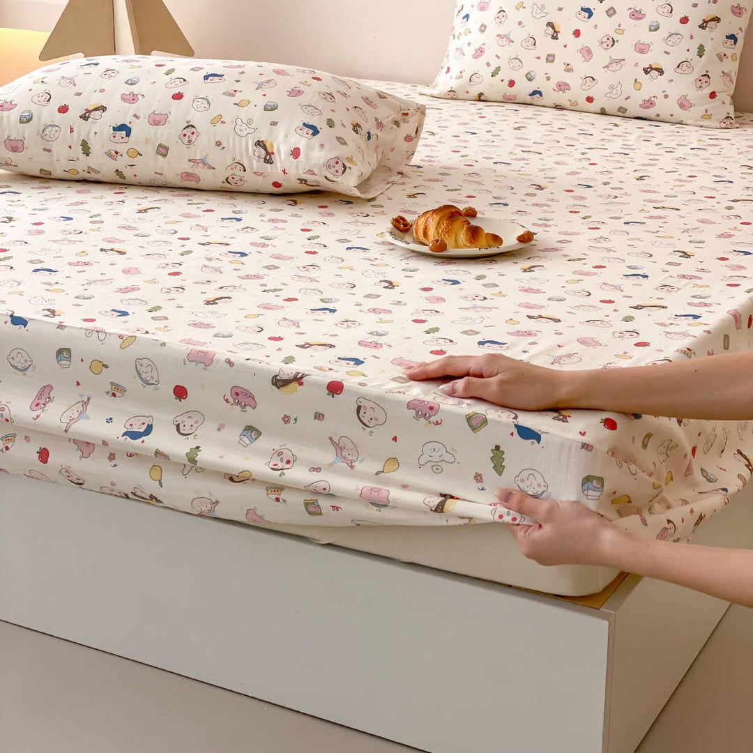 Children's fitted sheet with elastic all-around hem and cute dog print