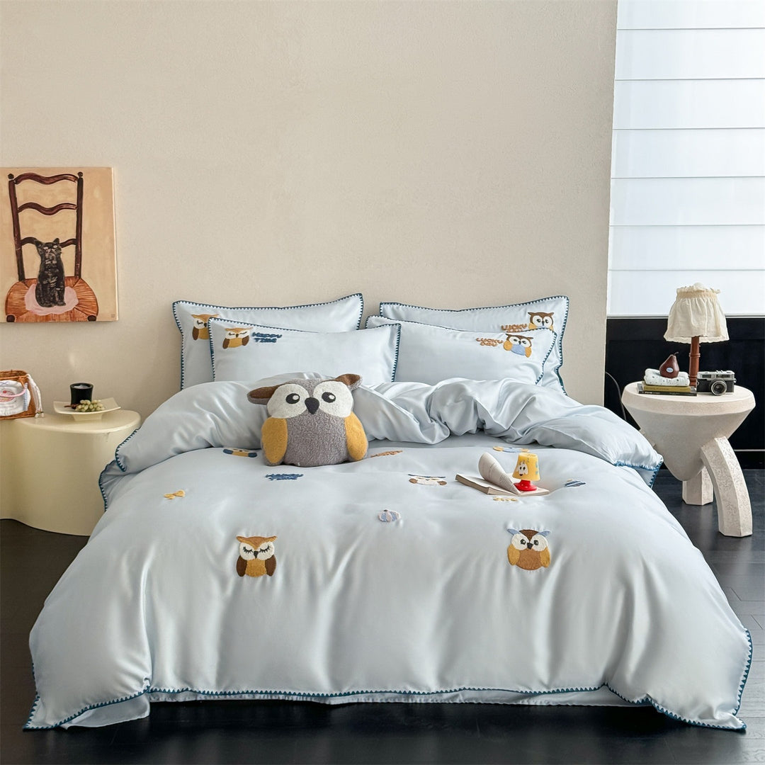 Children's bedding set made of cotton satin with embroidered animal appliqués and delicate piping