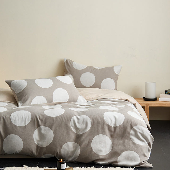Modern bedding set made of cotton percale with organic stain pattern
