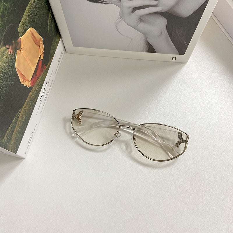 Fashionable Cat-Eye Sunglasses with Golden Frame Stornfield