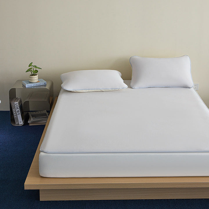 Breathable mattress protector with extra deep all-round side and fine piping