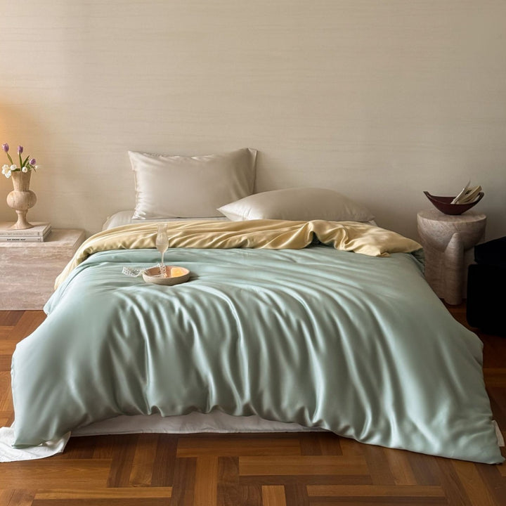 Luxurious satin bedding set with a silky-smooth surface, reversible function and hotel closure