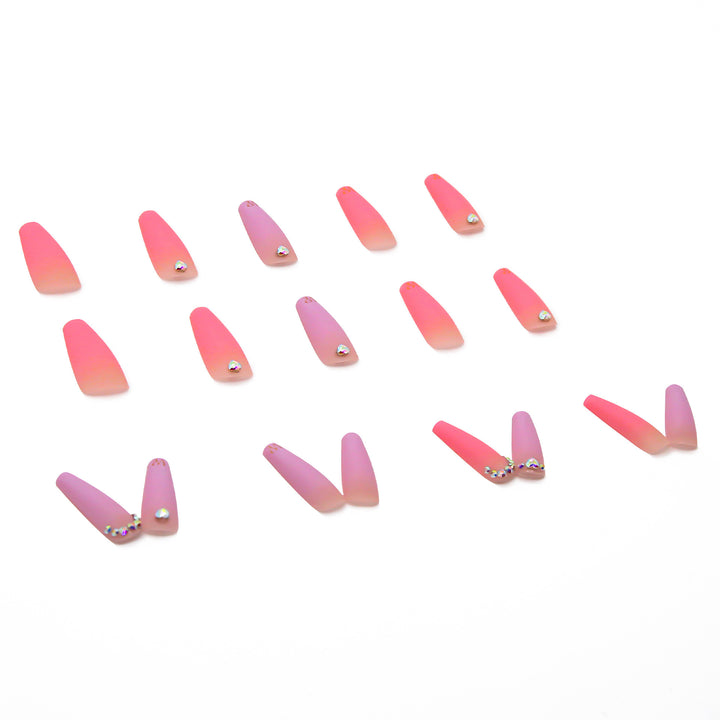 Nail set with enchanting heart details Stornfield