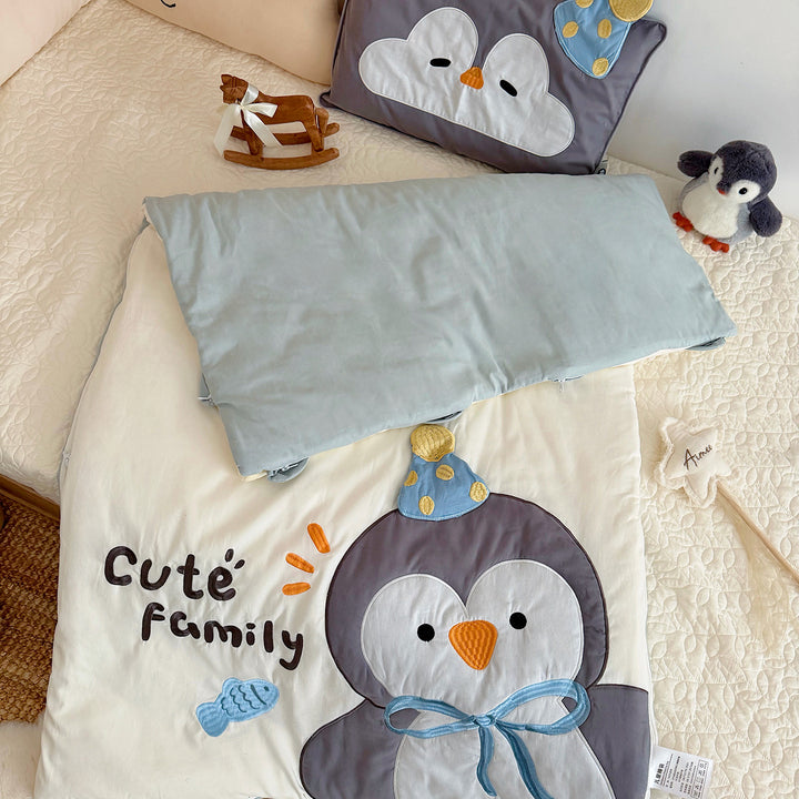 Children's sleeping bag and pillowcase set with quilted dog motif appliqué