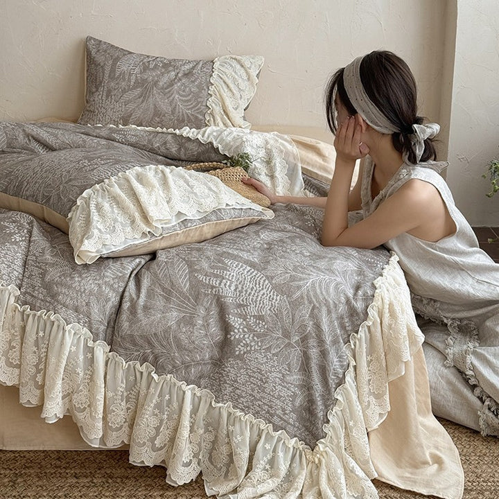 Romantic bed linen set with lace ruffle and linen look