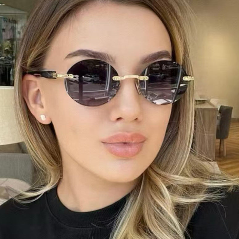 Women's round sunglasses with elegant wooden frame and UV protection Stornfield