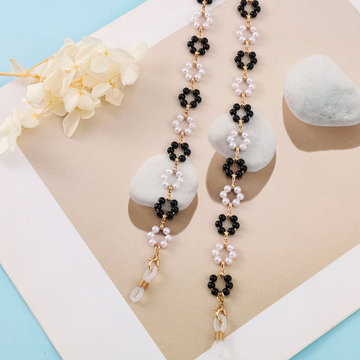 Elegant Beaded Eyewear Chain Stornfield