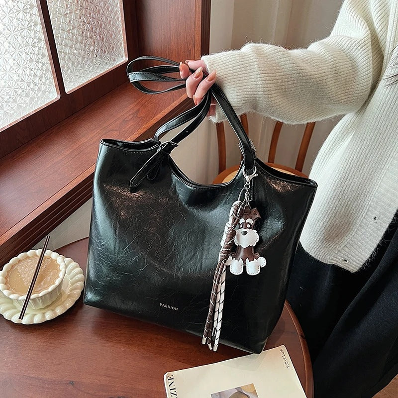 Luxurious Textured Leather Tote Stornfield
