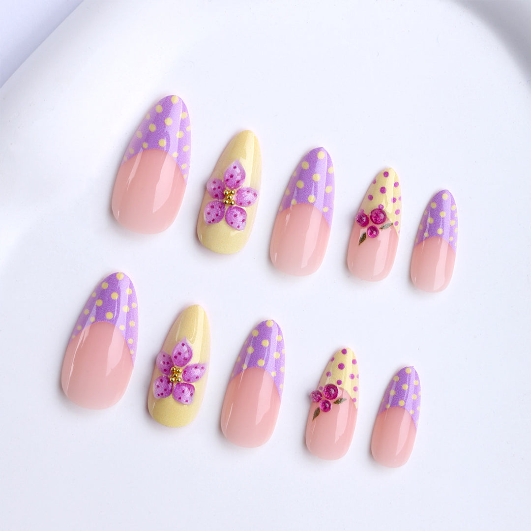 Artificial fingernails with floral design and glitter accents Stornfield