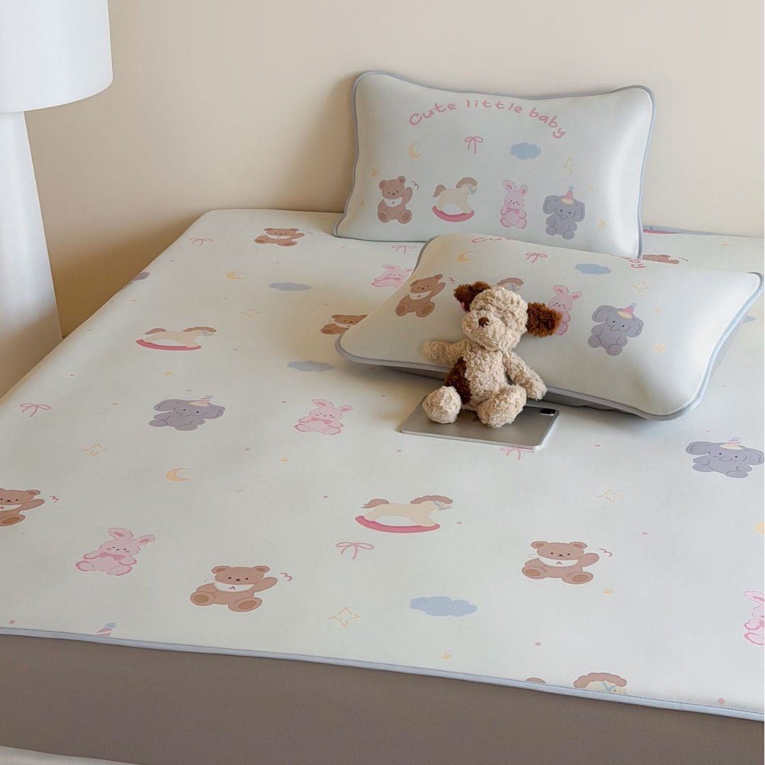 Floral fitted sheet set made of skin-friendly cotton with fine piping and slip-resistant underside