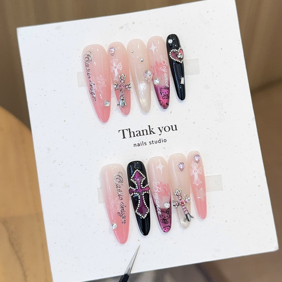 Artificial nails with glamorous accents and sparkling embellishments Stornfield