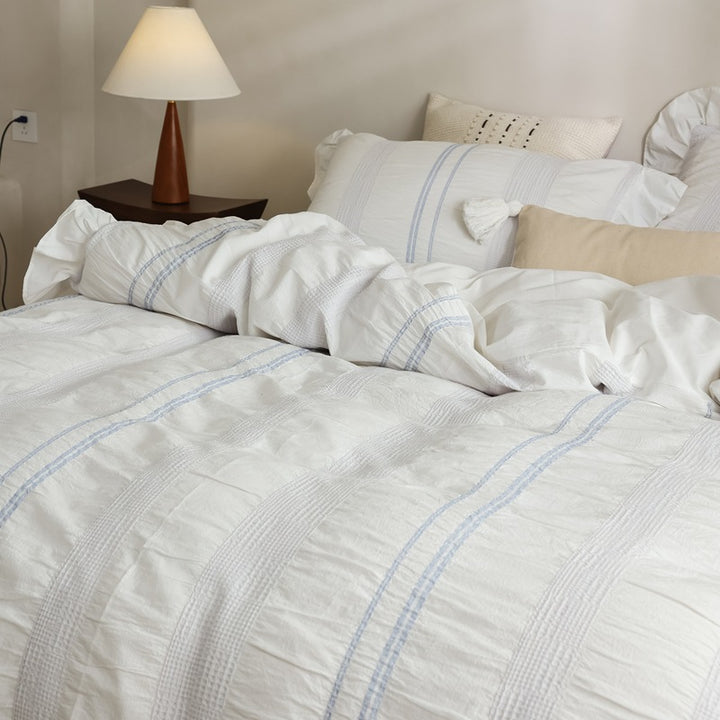 Cotton duvet cover set with structured longitudinal quilting, subtle striped look and ruffled hem
