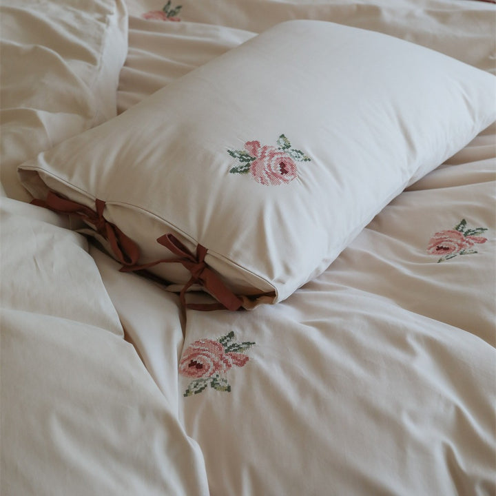 Embroidered bedding set made of cotton satin with rose pattern and bow pillowcases