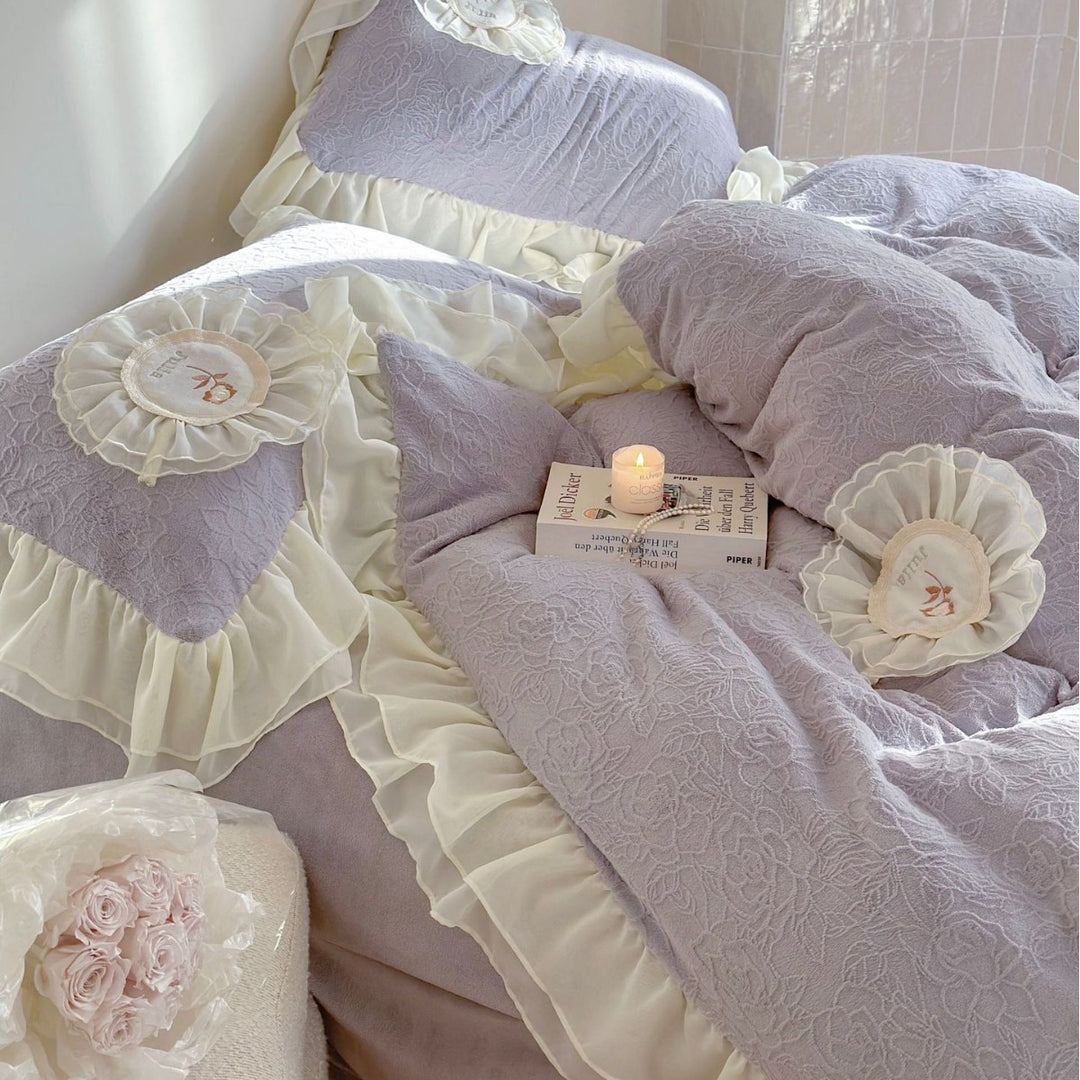 Romantic ruffle bedding set made of quilted cotton blend with decorative roses