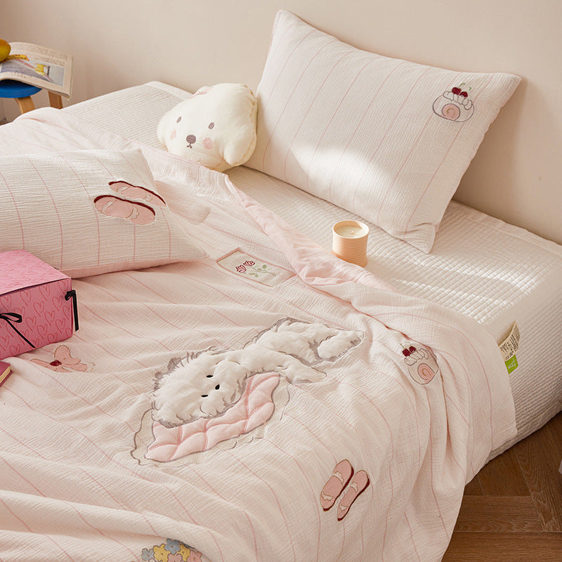 Lightweight children's bedding set with embroidered animal appliqués and fine quilted texture