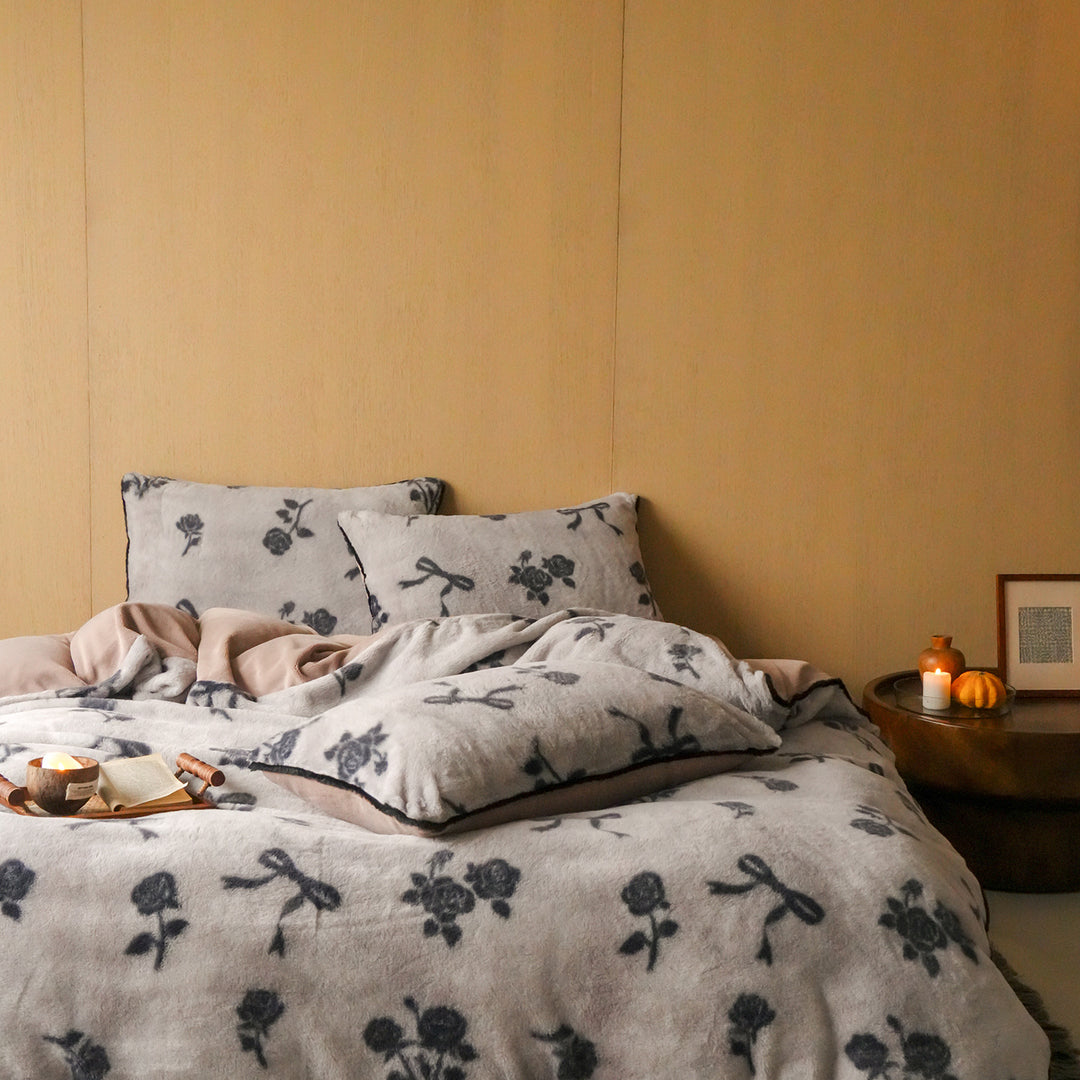Plush bedding set with floral microfleece quilt cover