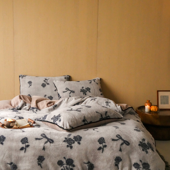 Plush bedding set with floral microfleece quilt cover