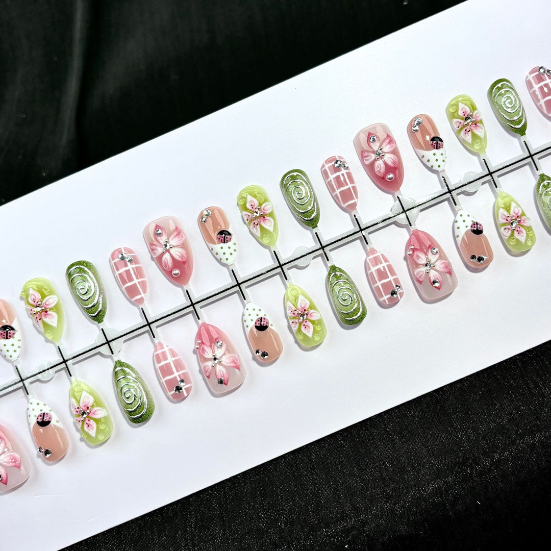 Decorative Floral Nail Art Press-On Set 1790746157