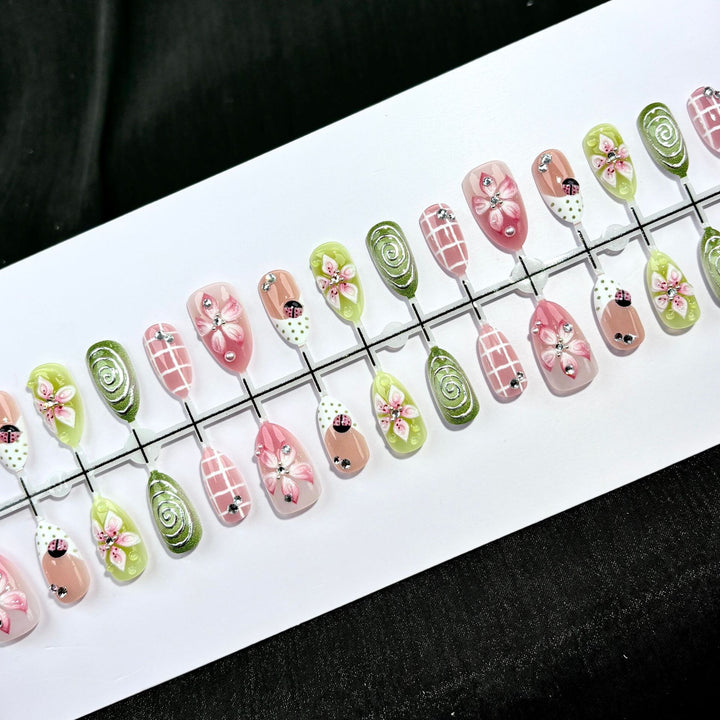Decorative Floral Nail Art Press-On Set 1790746157