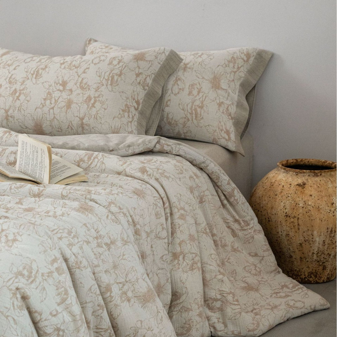 Quilted bedspread and pillowcase set made of cotton-linen with floral jacquard structure and lace edge