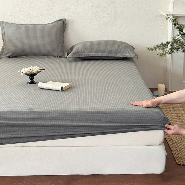 Elastic fitted sheet made of cotton jersey with deep pocket and stretchy all-around elastic
