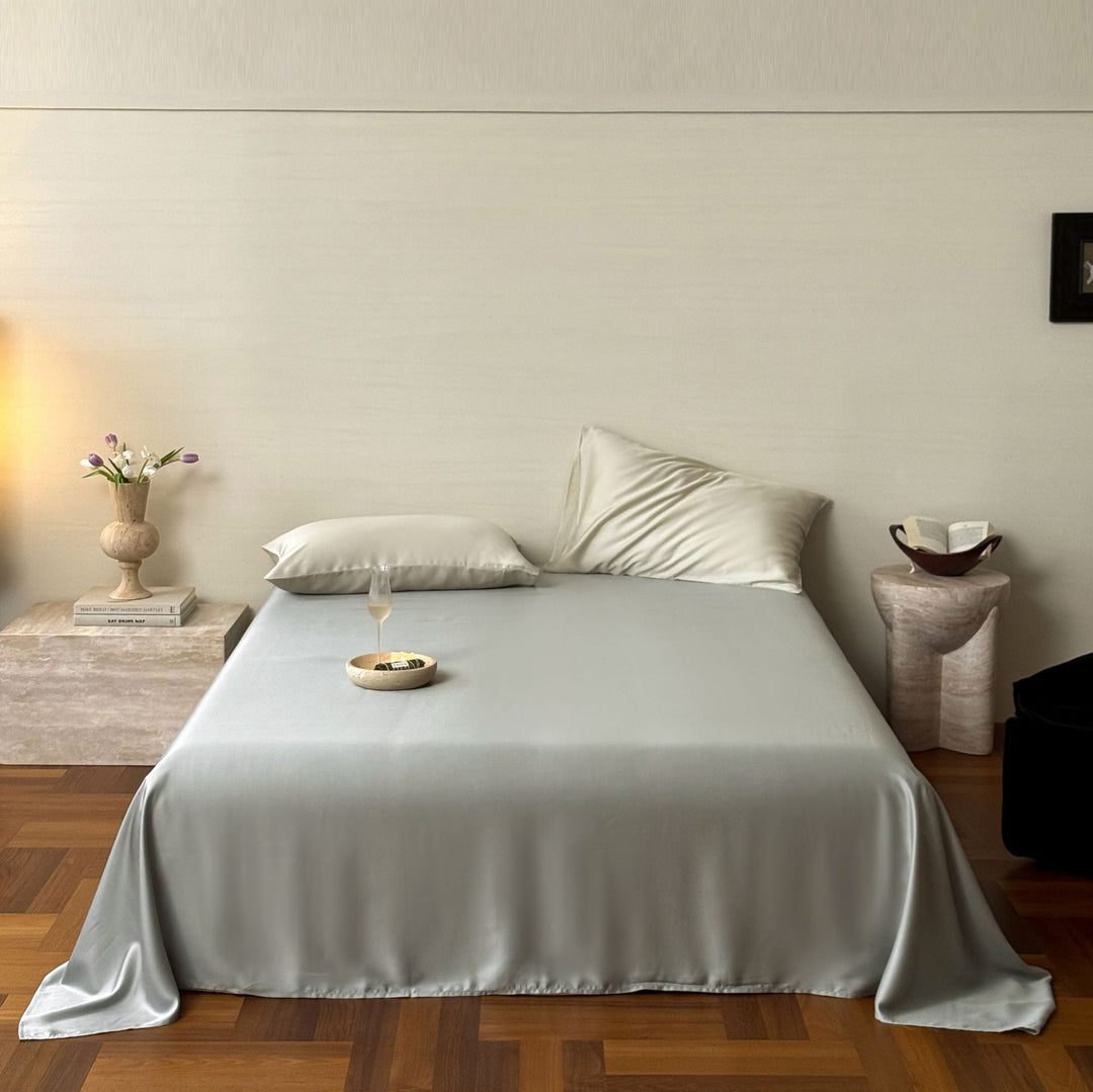 Luxurious satin bedding set with a silky-smooth surface, reversible function and hotel closure
