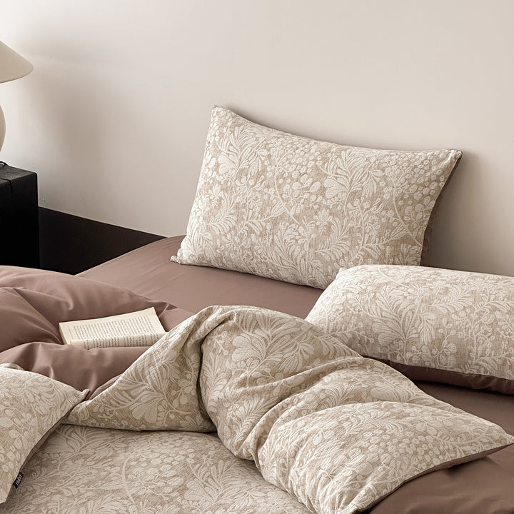 Reversible bedding set made of cotton blend with fine floral jacquard and contrasting solid reverse