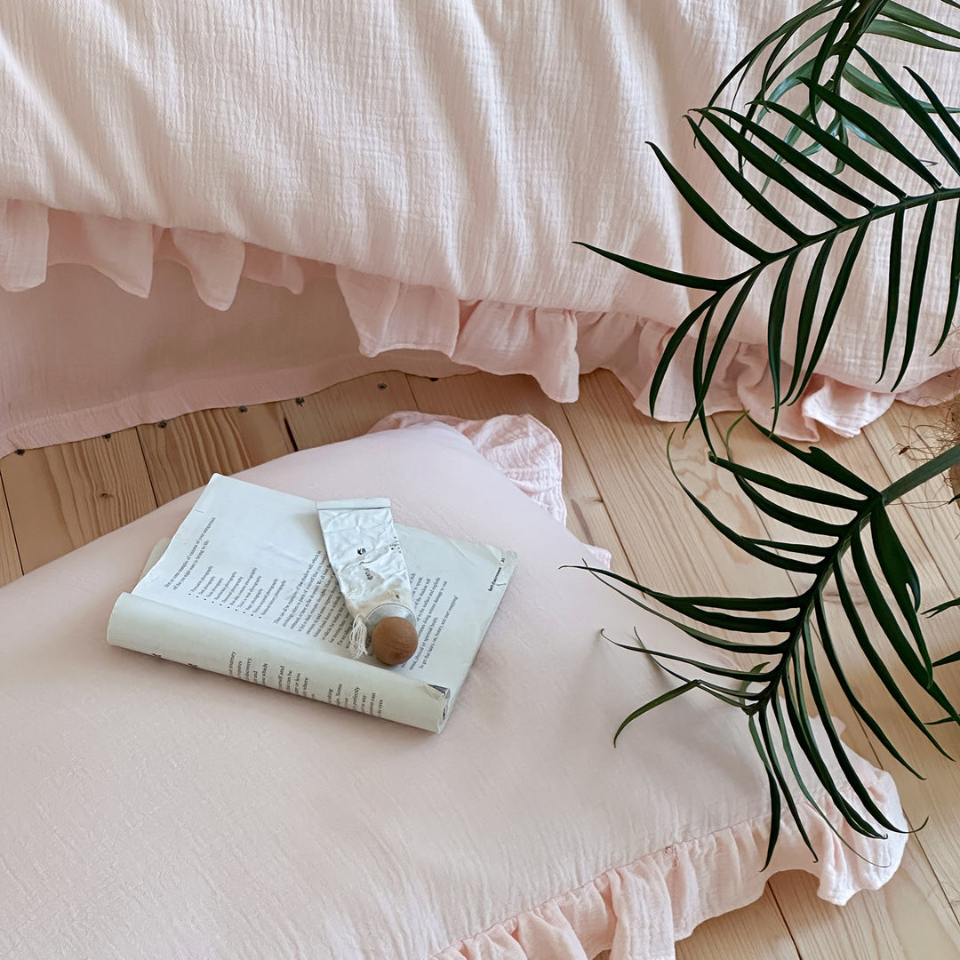 Bedding set with ruffles in lightweight cotton muslin quality
