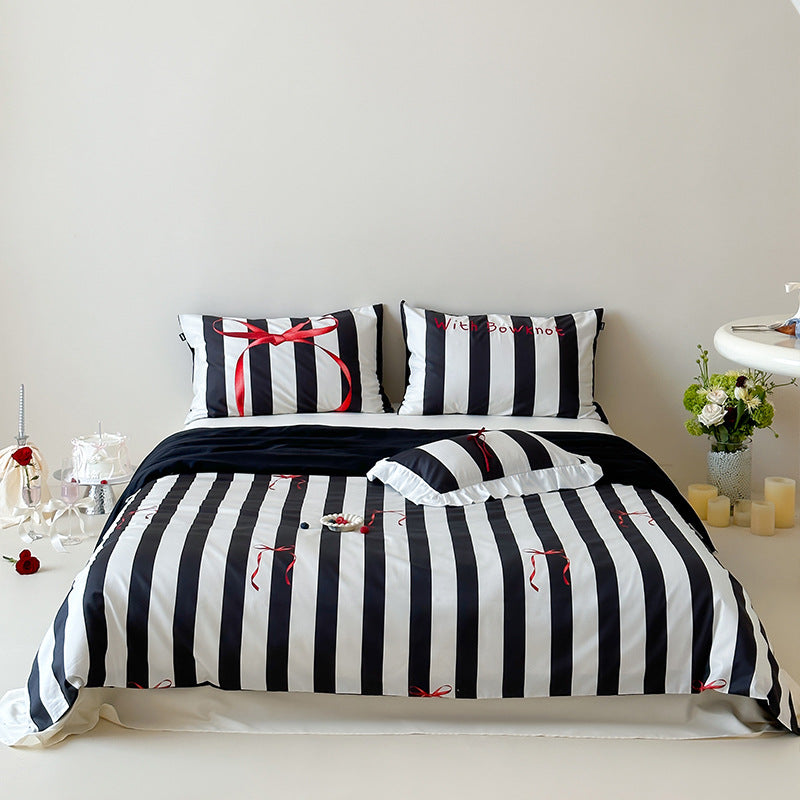 Bedding set made of high-quality cotton satin with decorative border and reversible function