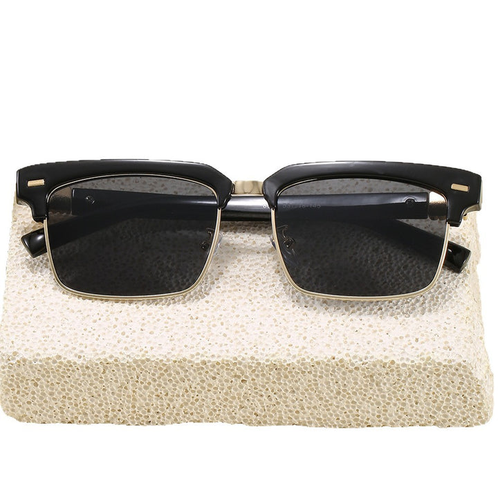 Fashion sunglasses with square frame and stylish design Stornfield