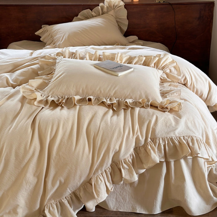Romantic bedding set made of cotton muslin with ruffles and bedskirt