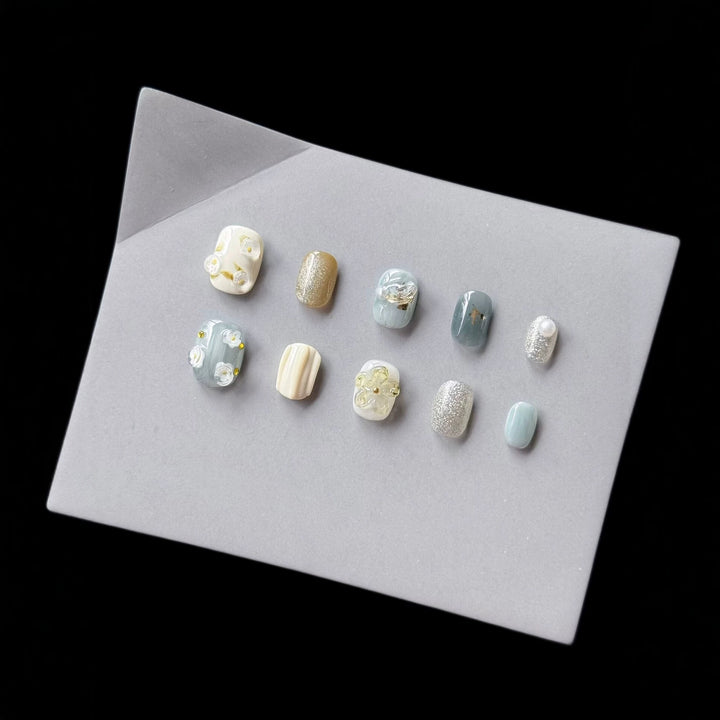 Decorative Press-On Nail Art Set with Elegant Floral and Glitter Accents