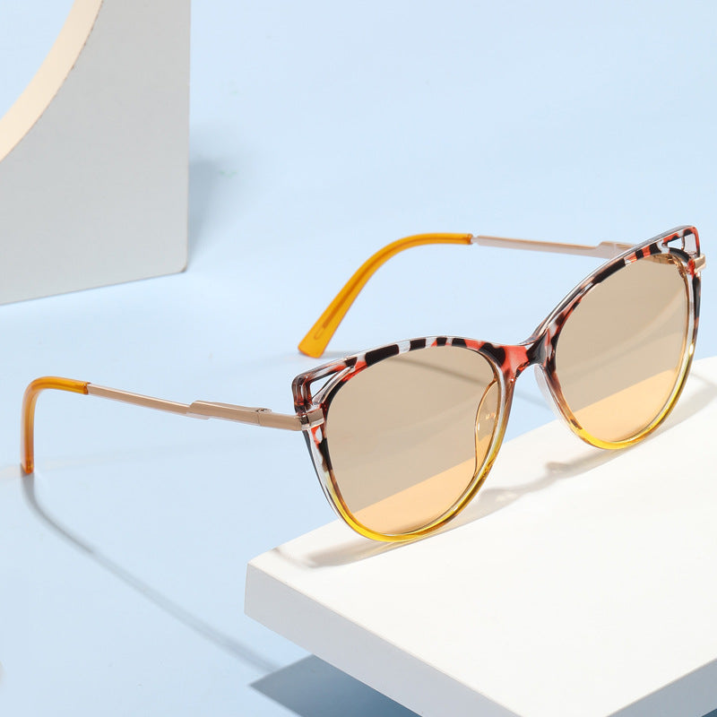 Ladies trendy cat-eye sunglasses with mirrored lenses Stornfield