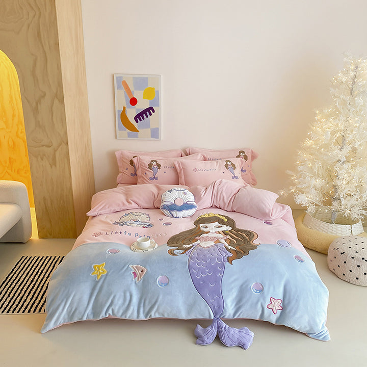 Children's bedding set with 3D mermaid design and plush elements