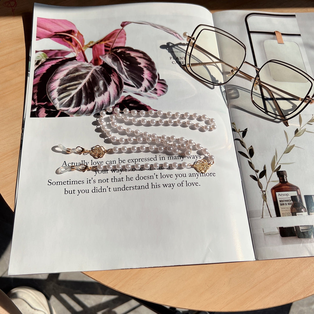 Elegant Pearl and Gold-Accented Eyewear Chain Stornfield