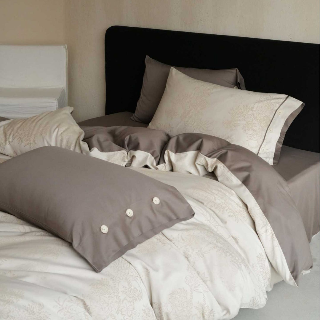 Luxurious bedding set made of cotton satin with pillowcases and bow closure