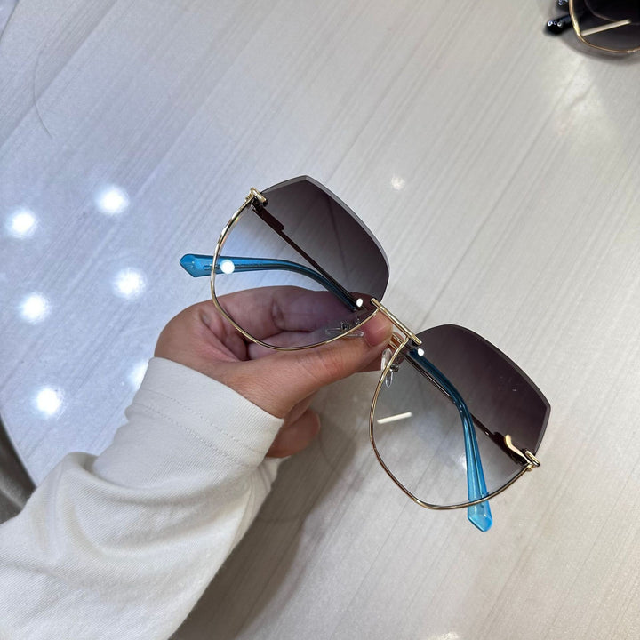 Women's sunglasses with an elegant, wide frame and luxurious accents Stornfield